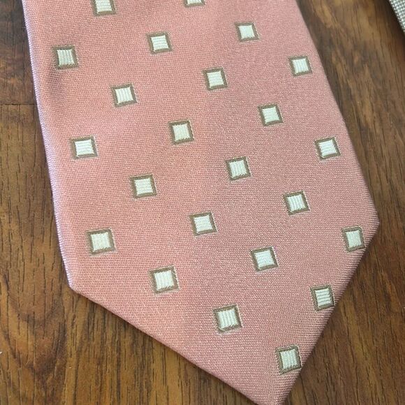Saks Fifth Avenue pink and taupe printed tie with small squares tie 100% silk - Picture 6 of 6